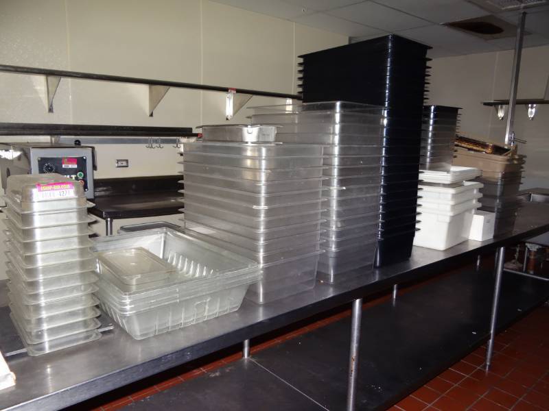 lot 4271 image: Large Lot of Plastic Salad Inserts Prep Pans