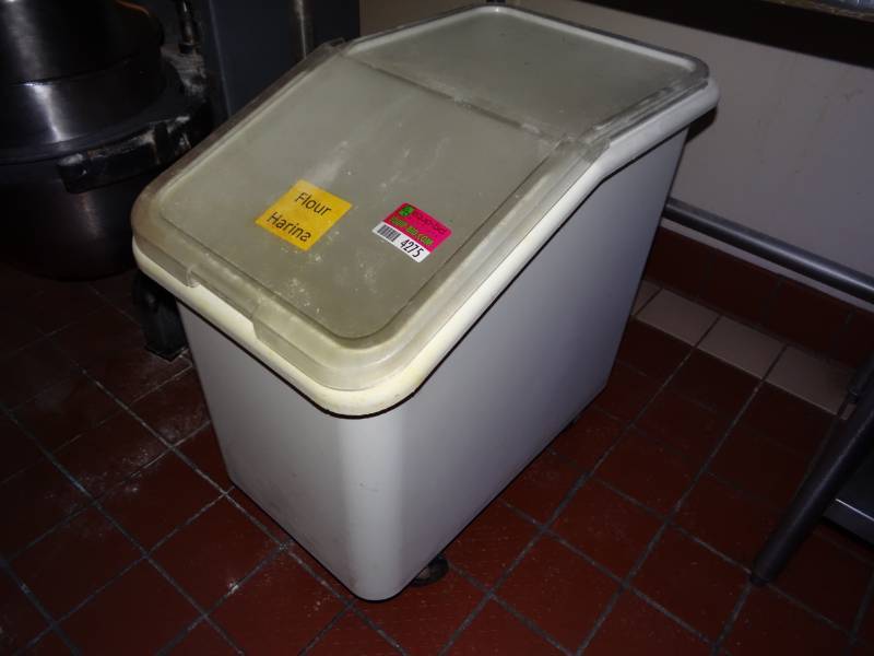 lot 4275 image: Large Rubber Maid Plastic Ingredient Bin