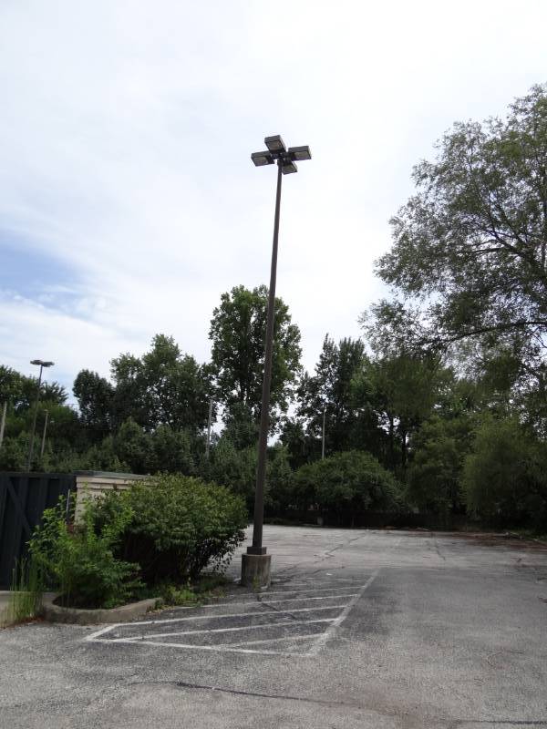 lot 4292 image: 30 Ft 4 Bulb Light Pole
