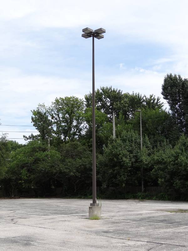lot 4293 image: 30 Ft 4 Bulb Light Pole