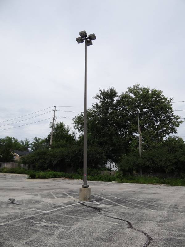 lot 4294 image: 30 Ft 4 Bulb Light Pole