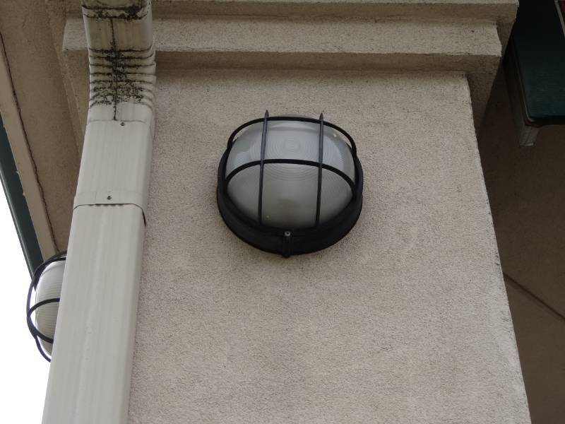 lot 4301 image: Approx. 20 Exterior lights