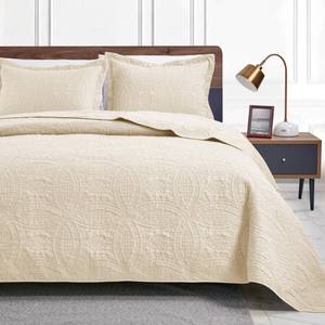 lot 1053 image: Loves cabin King Size Quilt Bedding Set Beige Bedspreads - Bed Summer Lightweight Bedspread Comforter - Coin Pattern Bedding Coverlet for All Season - 3 Pieces (1 Quilt, 2 Pillow Shams) - Retail $38