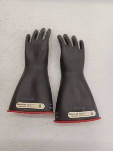 lot 32924 image: Honeywell Salisbury Electrical Gloves, Size 8