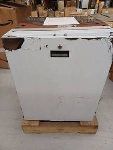lot 33154 image: Scotsman HST21-A 21 12 x 23 34 Lockable Stationary Equipment Stand for HID525 & HID540 Ice Maker Dispensers