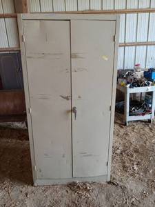 lot 56411 image: Vintage Metal Storage Cabinet with 3 shelves