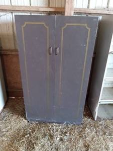 lot 56412 image: Vintage Metal Storage Cabinet with Miscellaneous Contents