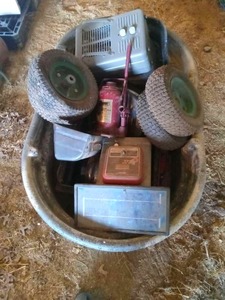 lot 56415 image: Vintage Equipment Lot - Solar Pak, Hydraulic Jack & Parts