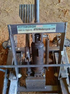 lot 56427 image: Pittsburgh 1500 lb ATVMotorcycle Lift