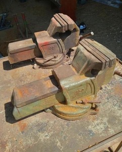 lot 56429 image: Set of 2 Vintage Heavy-Duty Bench Vise