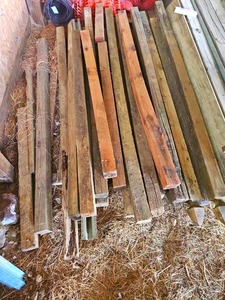 lot 56470 image: Reclaimed Barn Wood 4x4 Beams Lot about 20 pieces (most are 8 long)