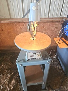 lot 56484 image: Delta Scroll Saw Model 40-601