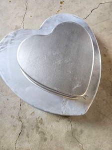 lot 56507 image: Vintage Heart-Shaped Cake Pans Set