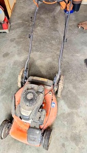 lot 56555 image: Husqvarna Self-Propelled Lawn Mower with Honda Engine (has compression)