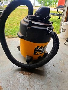 lot 56556 image: Shop-Vac Contractor Series 20-Gallon WetDry Vacuum (powers on)