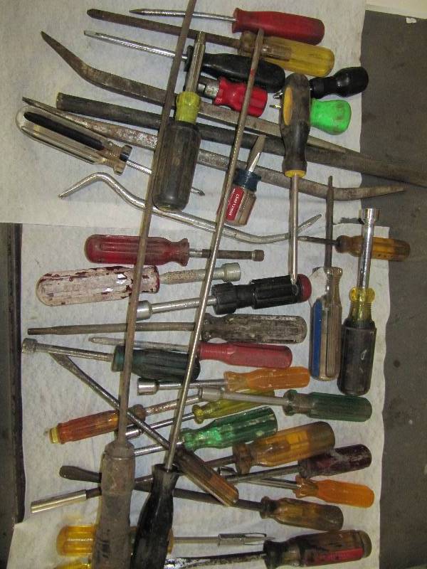 lot 2159 image: 38 PC OF ASSORTED SCREWDRIVERS - (SHOP TOOLS)