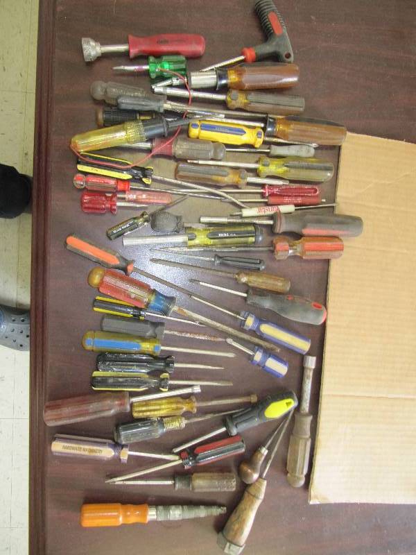 lot 2172 image: 49 PCs OF ASSORTED SCREW DRIVERS (SHOP TOOLS)