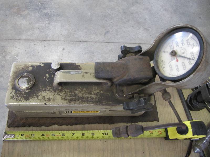 lot 2174 image: VINTAGE CATERPILLAR INJECTOR POP PRESSURE TOOL (SHOP TOOLS)