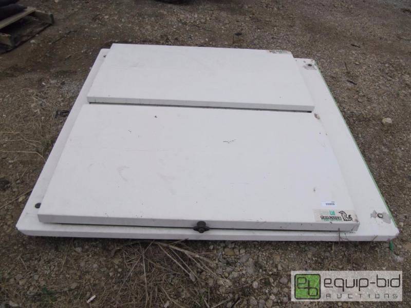 lot 2113 image: 2008 Dodge Dakota Rear Tailgater Cover 65 x 65 12