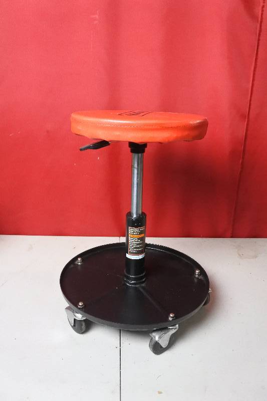 lot 10409 image: Craftsman Stool with Wheels