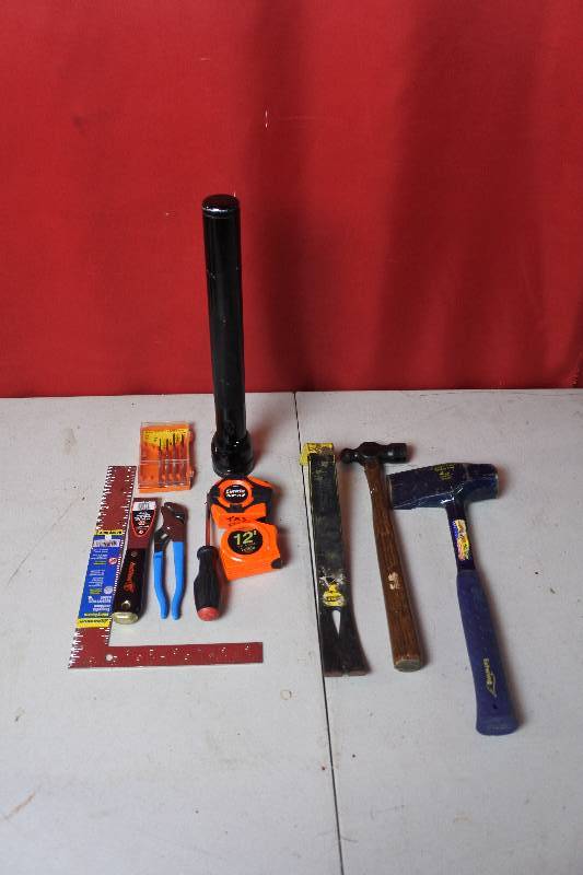 lot 10429 image: Sledge axe ,Claw Bar,2 tape measures and Flashlight