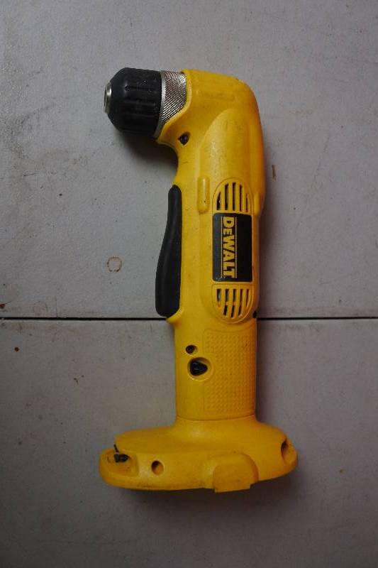 lot 10416 image: Dewalt 18v angle chuck Drill