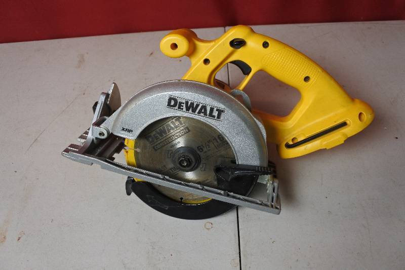 lot 10418 image: Dewalt 18v Skillsaw