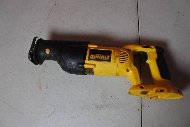lot 10422 image: 18v Dewalt Sawjaw