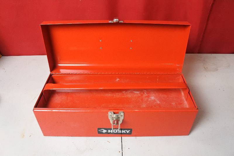 lot 10426 image: Husky Metal Toolbox with Tray