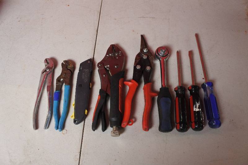 lot 10435 image: Pliers,Box Cuter,Bi-Scripts,Snips,Socket Drive and Screw Drivers