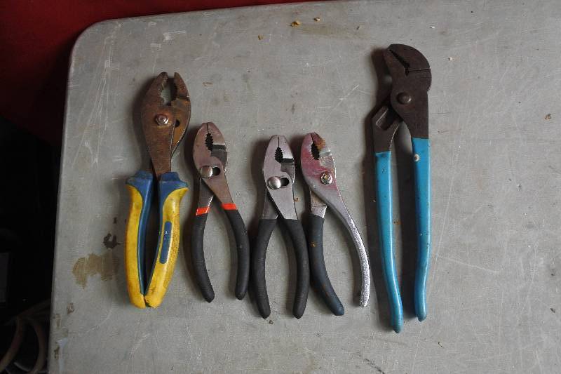 lot 10469 image: pliers,Box Cuter,Bi-Scripts,Snips,Socket Drive and Screw Drivers