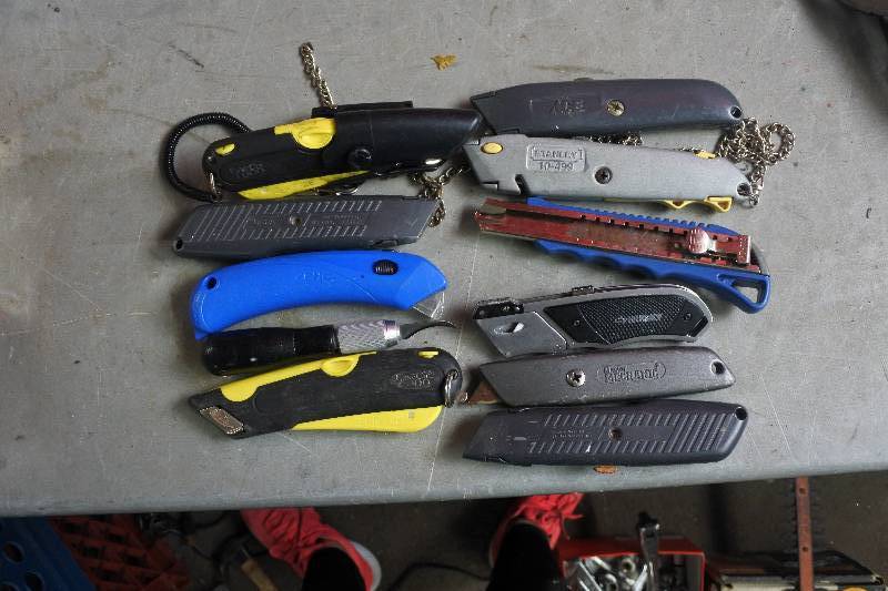 lot 10472 image: Large Lot of Box Cutter Knives