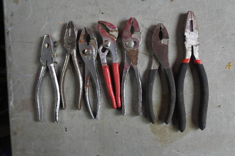 lot 10474 image: Lot of Pliers (totes not included)