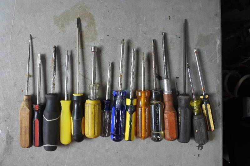 lot 10477 image: Lot of Screwdrivers (totes not included)