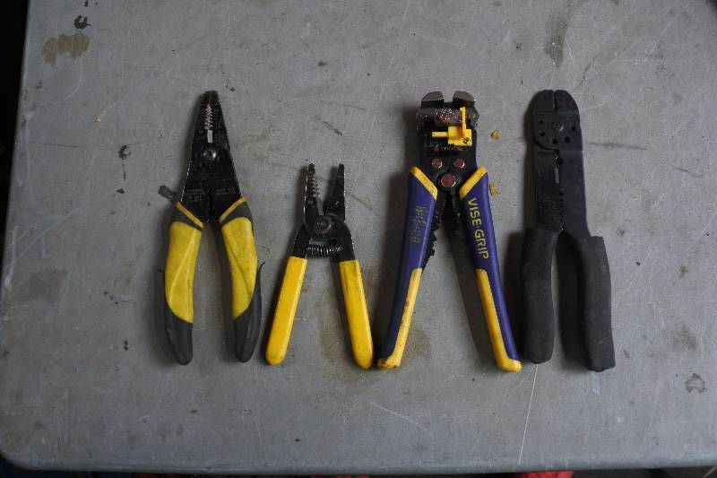 lot 10482 image: Lot of 4 Wire Splicers (totes not included)