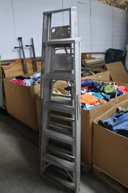 lot 10483 image: 2 Aluminum Ladders