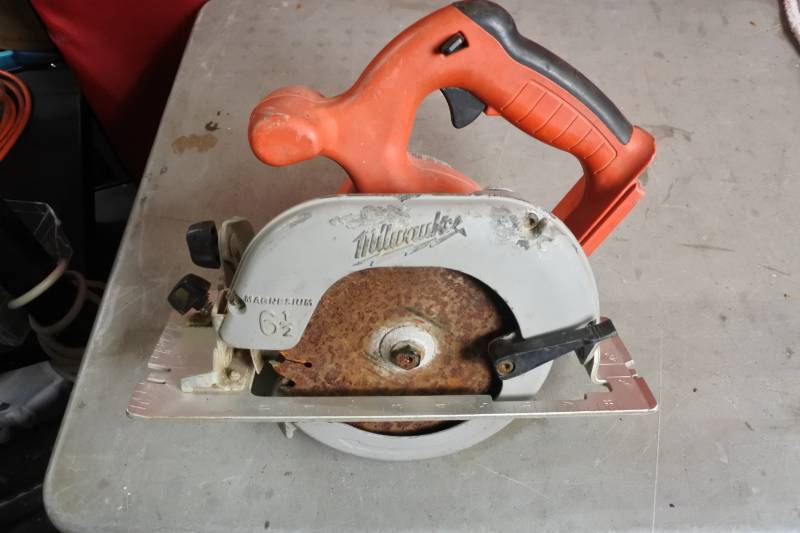 lot 10511 image: Milwaukee 18v cordless circular saw