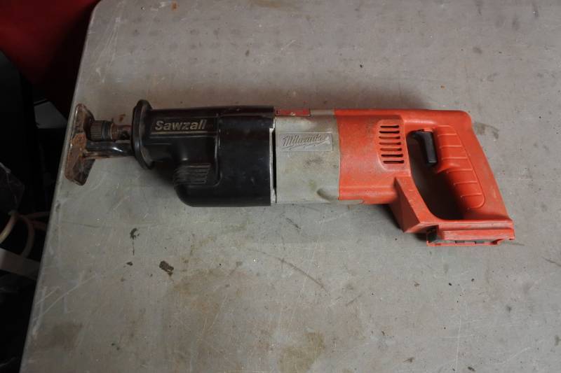 lot 10530 image: Cordless SawZall
