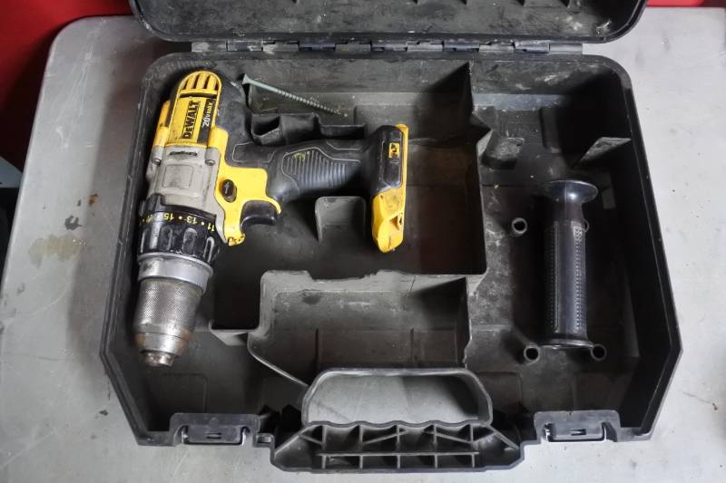 lot 10537 image: Dewalt Drill in Case