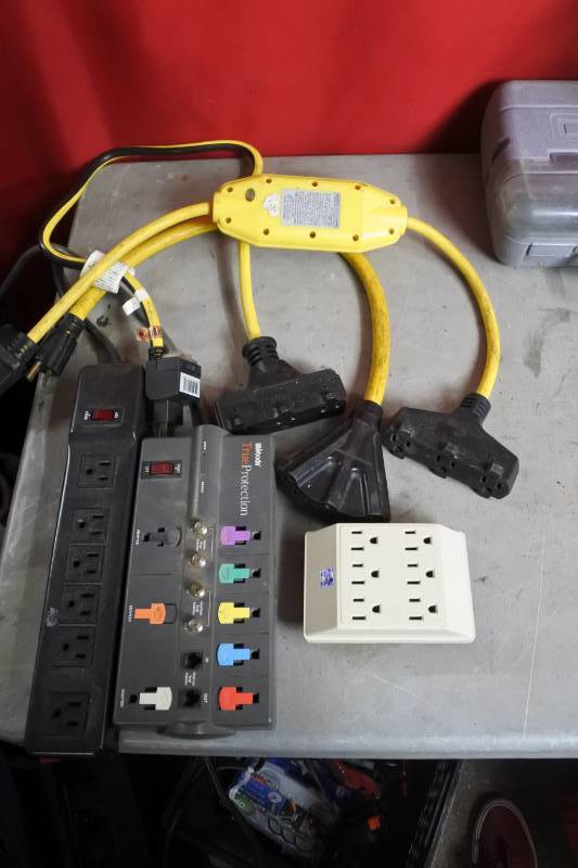 lot 10543 image: Lot of Power Strips and Adapter
