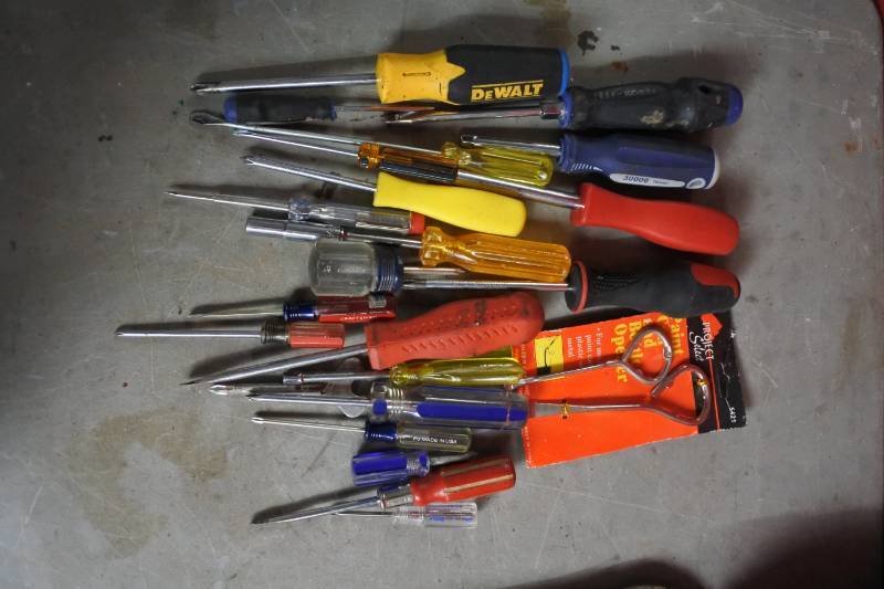 lot 10544 image: Lot of Screwdrivers & Paint Can Openers