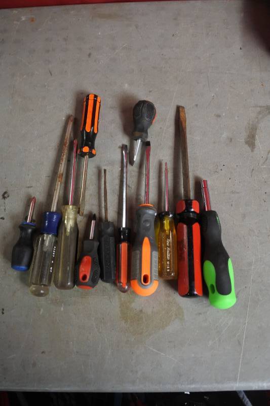 lot 10559 image: Lot Of Various Screwdrivers