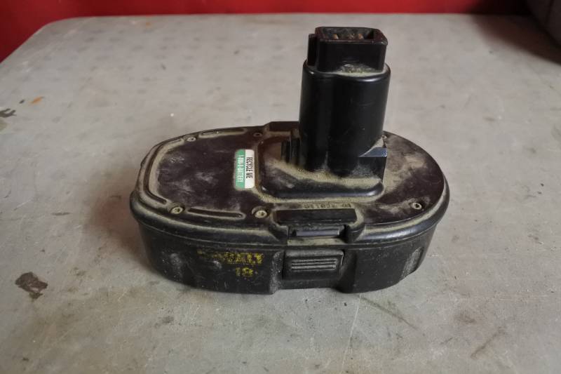lot 10561 image: 8v Dewalt Battery Pack