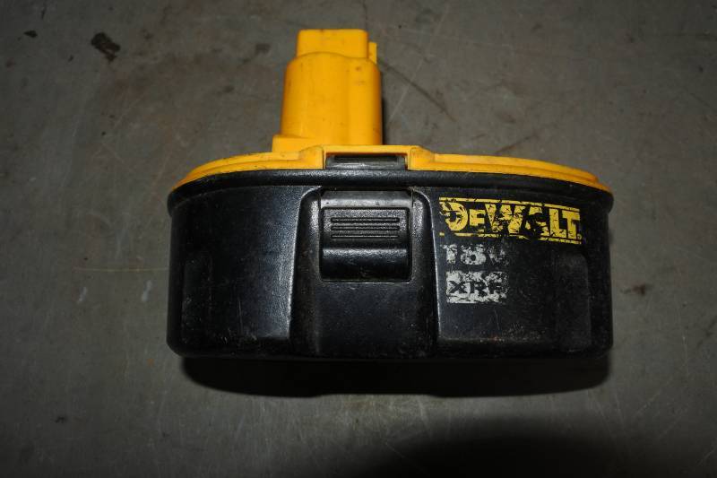 lot 10562 image: 18v Dewalt Battery Pack