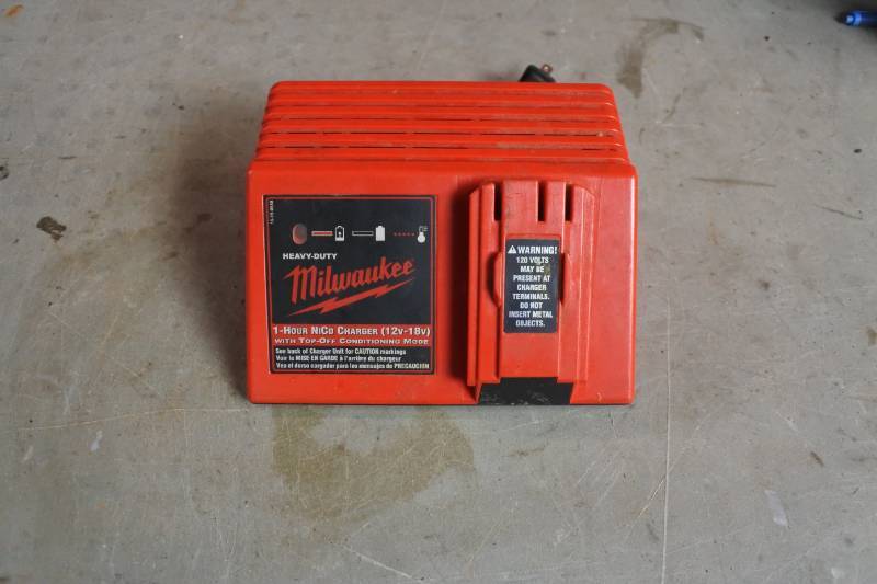 lot 10566 image: Milwaukee 12-18v Charger