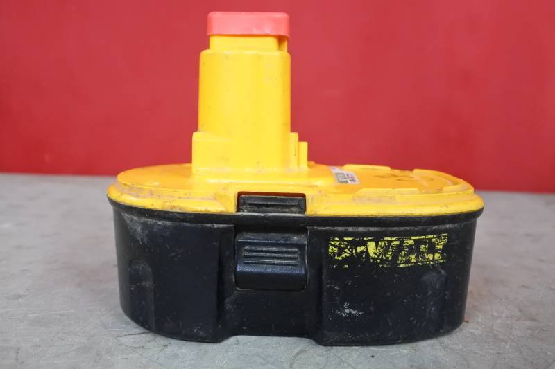 lot 10609 image: Dewalt 18 V Battery