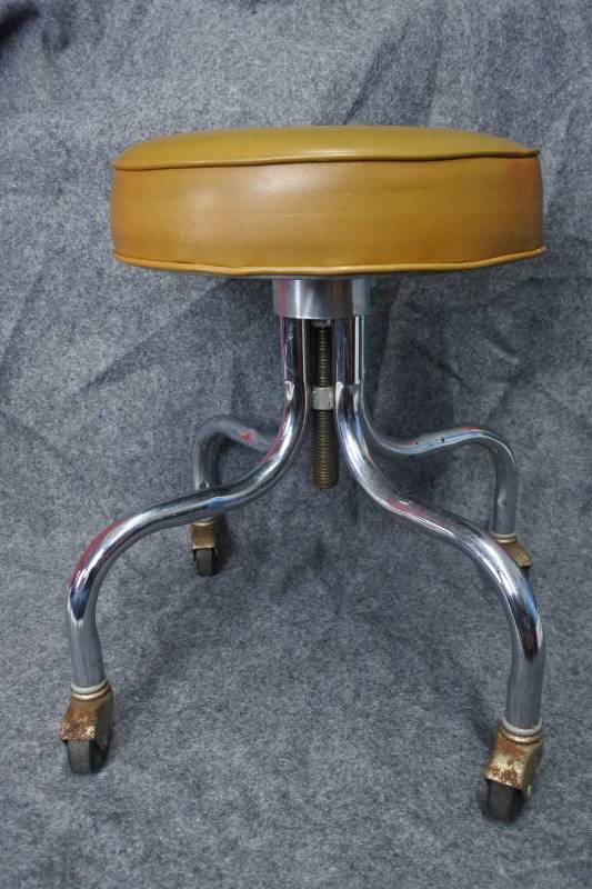 lot 10608 image: Shop Chair on Wheels