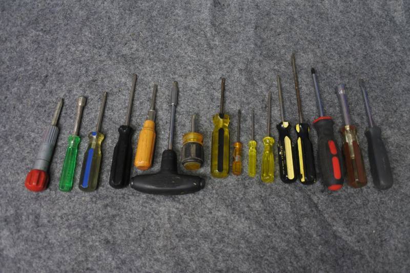 lot 10601 image: Lot of Screwdrivers (totes not included)