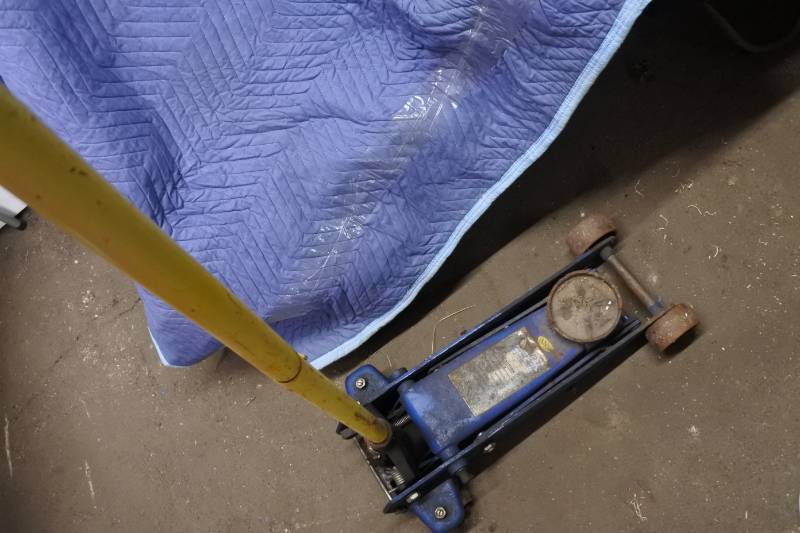 lot 10596 image: Heavy Duty Car Jack