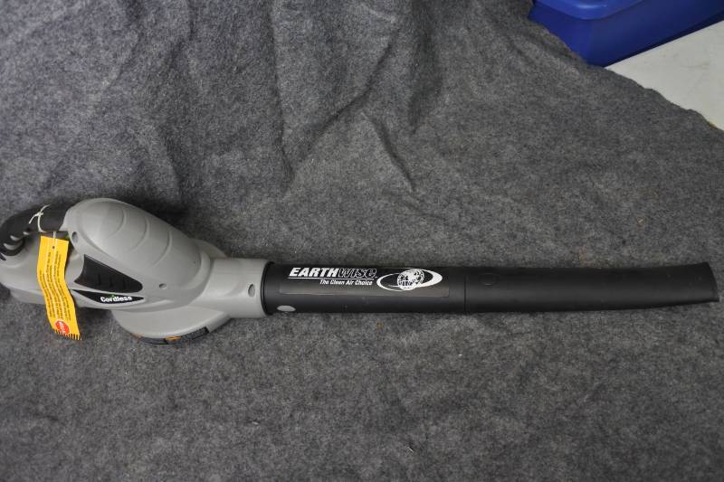 lot 10589 image: Earth wisp LeafBlower